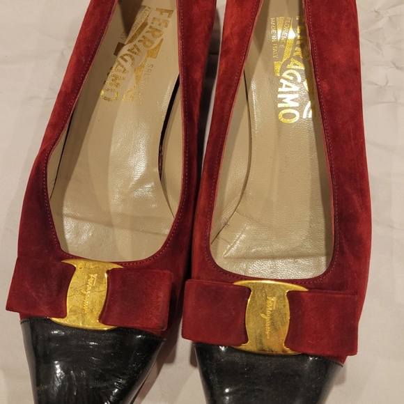 Vintage red suede Ferragamo with gold bow - Picture 3 of 3